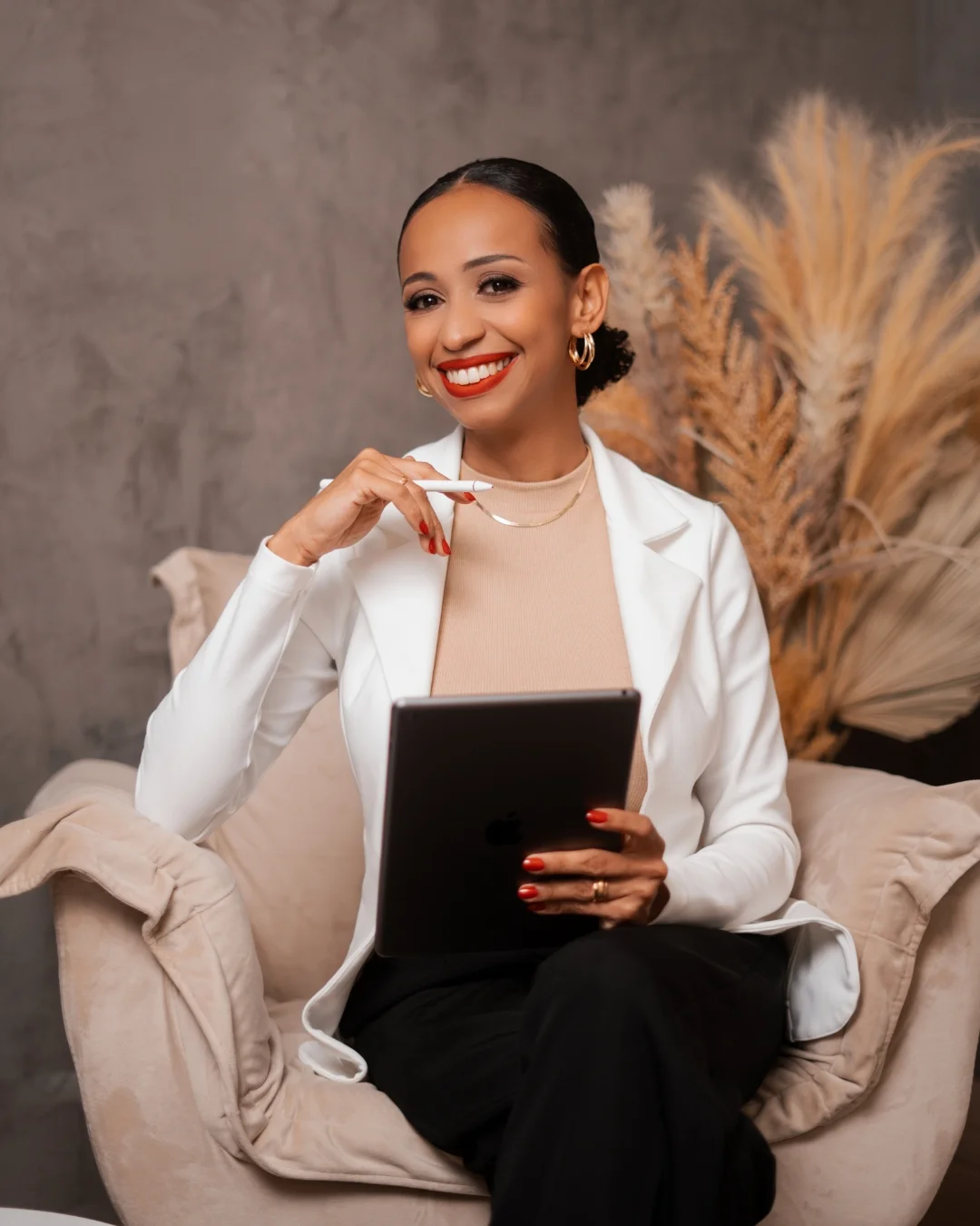 Dra. Nathalia Cavichiolli, revisora de peri&oacute;dicos cient&iacute;ficos internacionais pela Springer Nature